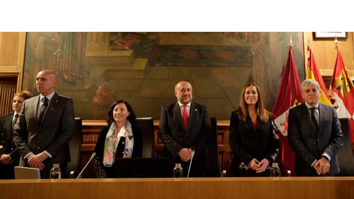 José Antonio Diez, Ester Seijas, Gerardo Álvarez Courel, Virginia Barcones y Eduardo Diego, al comienzo del acto de ayer. FERNANDO OTERO