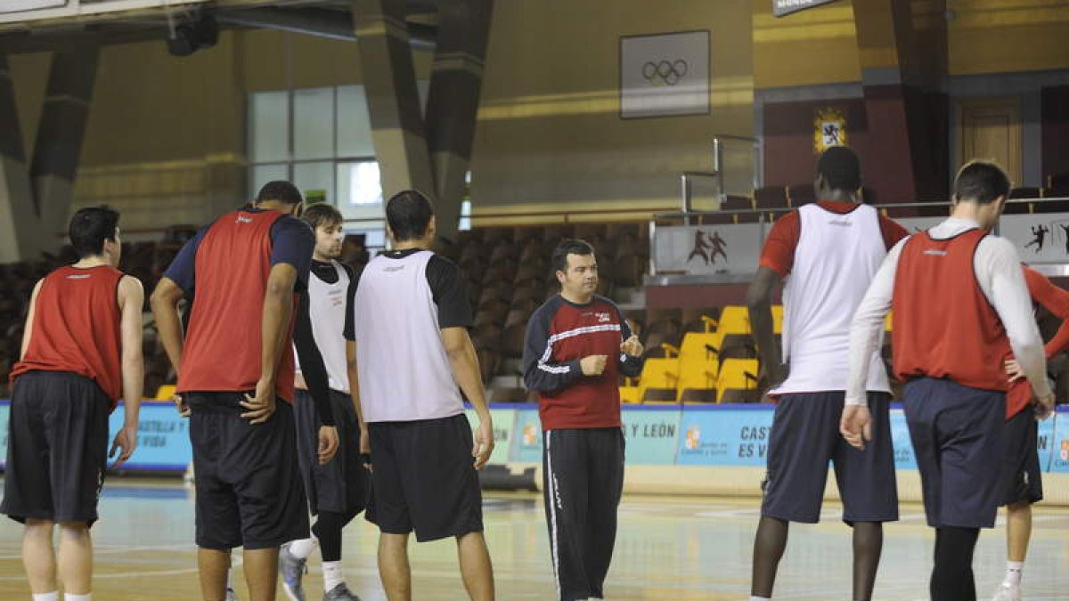 El técnico de Baloncesto León, Javier de Grado, dirigiendo un entrenamiento.