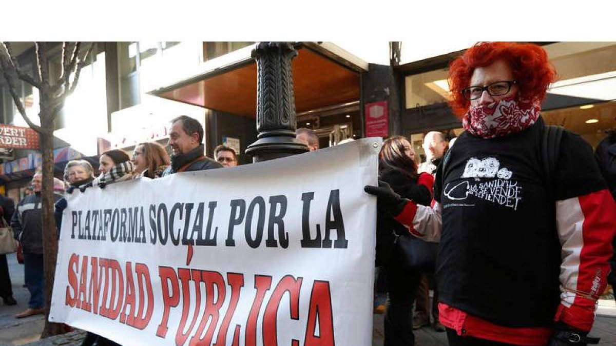 Representantes de los colectivos que integran la Plataforma en Defensa de la Sanidad en la concentración frente a la Gerencia. JESÚS F. SALVADORES