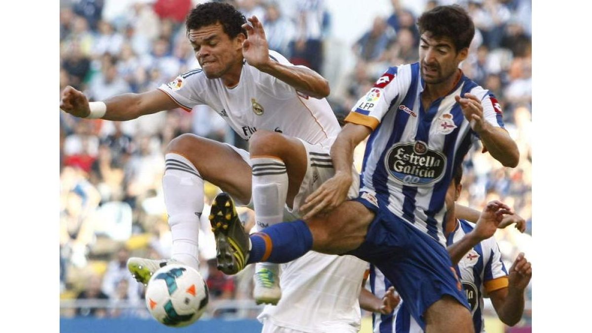 Pepe despeja el peligro del área defendida por Casillas.