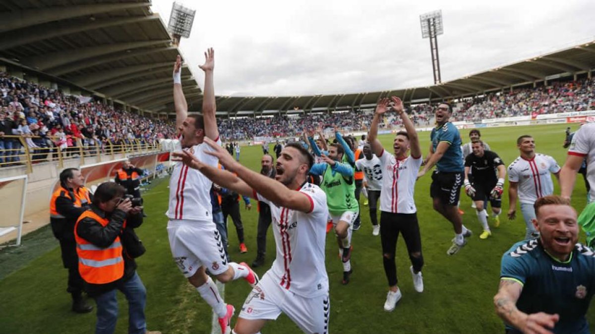 Los jugadores culturalistas celebran la victoria con la afición al final del encuentro.