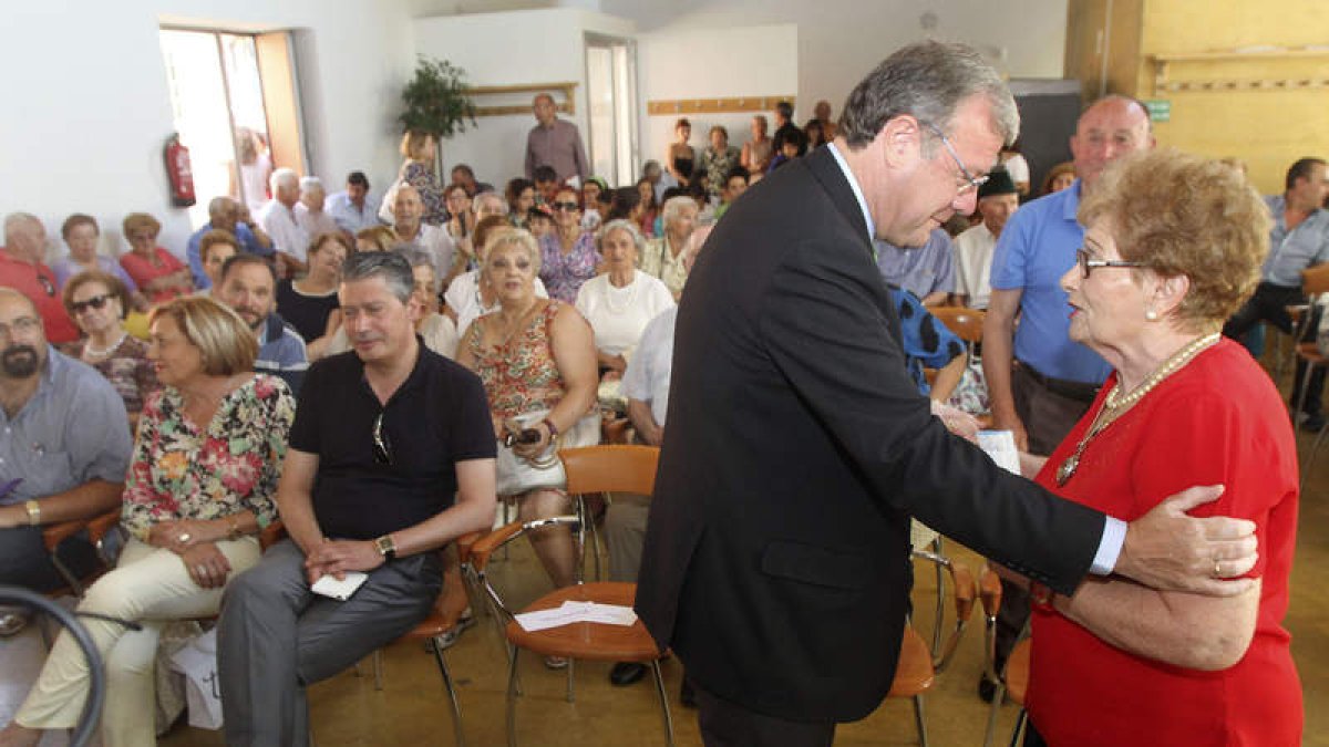 El alcalde, junto a ediles de su grupo, el PSOE y León en Común, ayer en el Crucero.