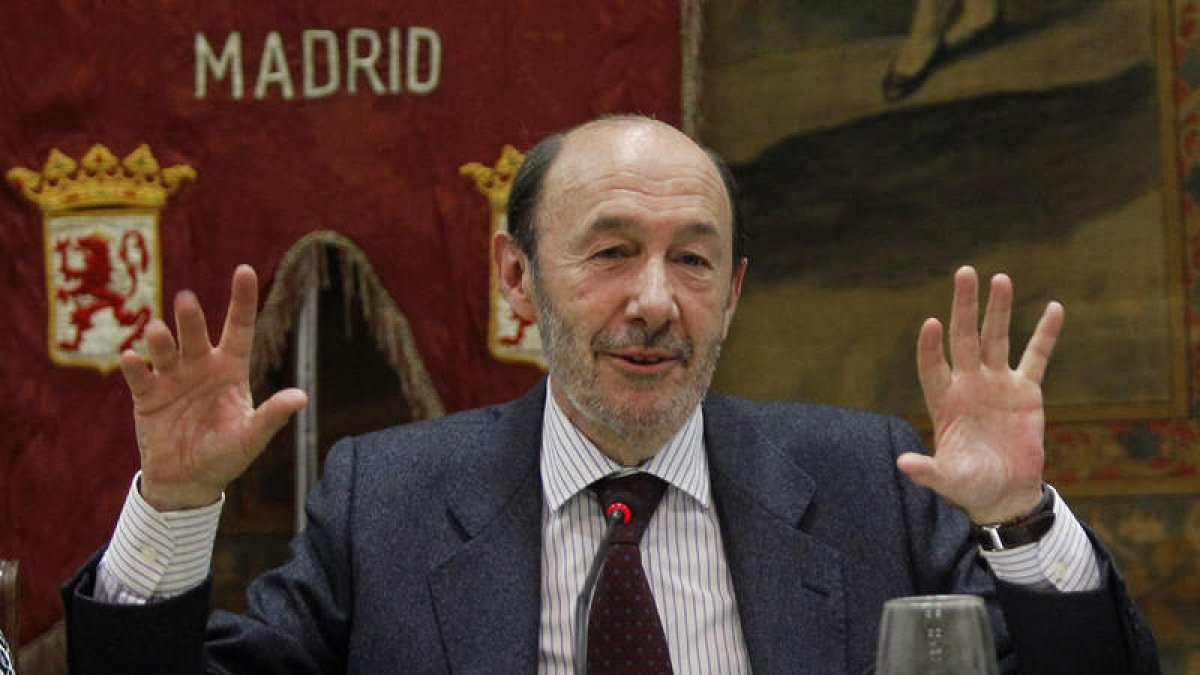 El líder socialista aseguró que, a veces, en el Congreso no ve políticos, sino «elementos».