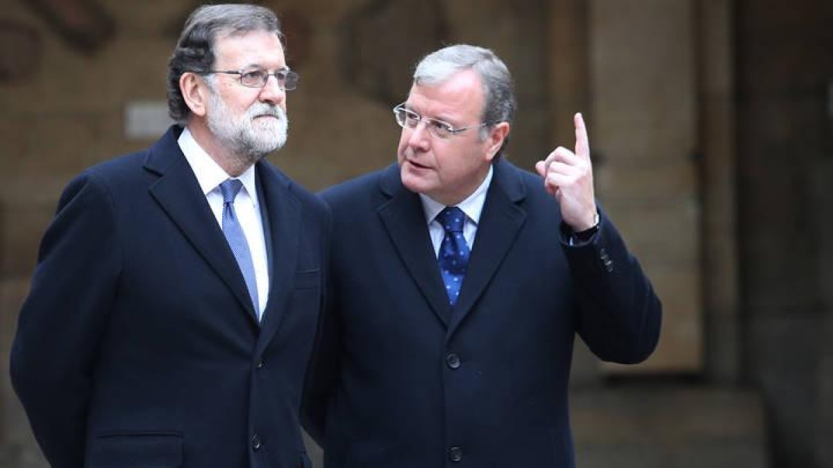 Mariano Rajoy y ANtonio SIlván en el Claustro de San Isidoro, donde sze reunieron las Cortes de 1188, el primer parlamento de Europa. RAMIRO / JESÚS