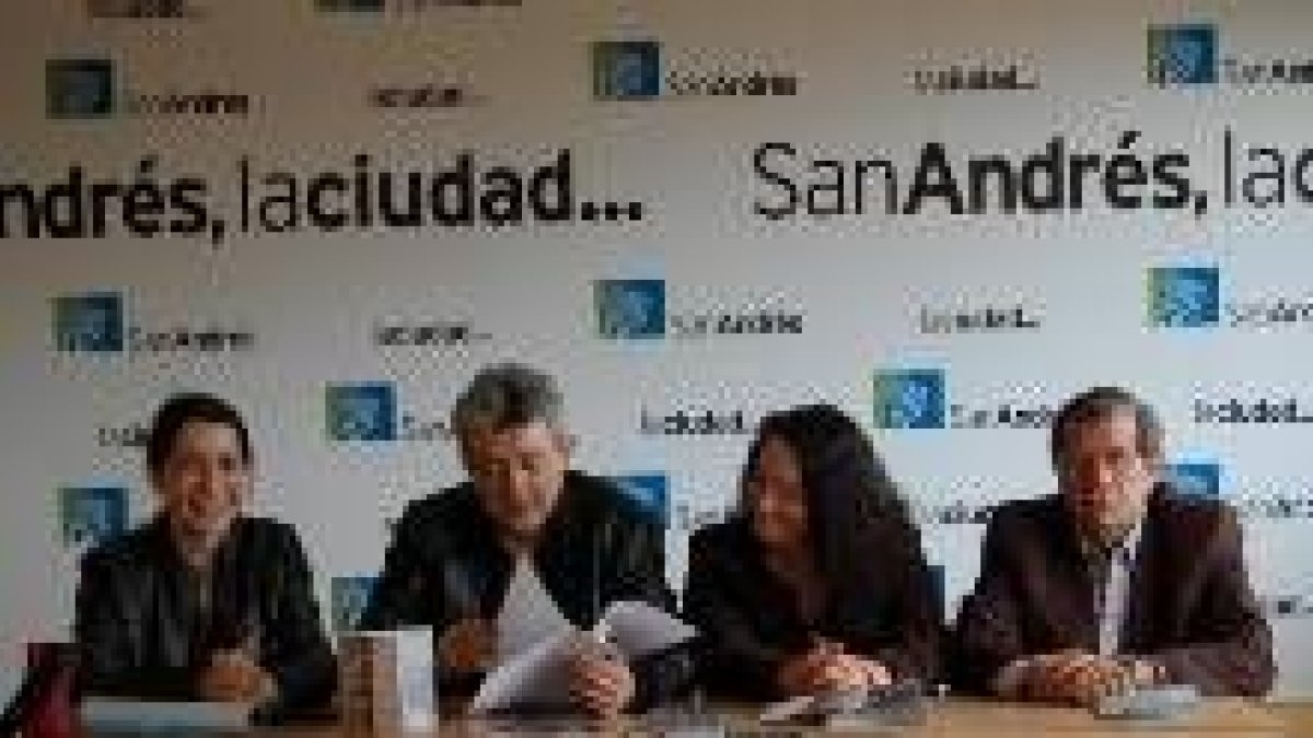 Helena Fidalgo, Miguel Martínez, Montserrat González y José María Balcells durante la presentación