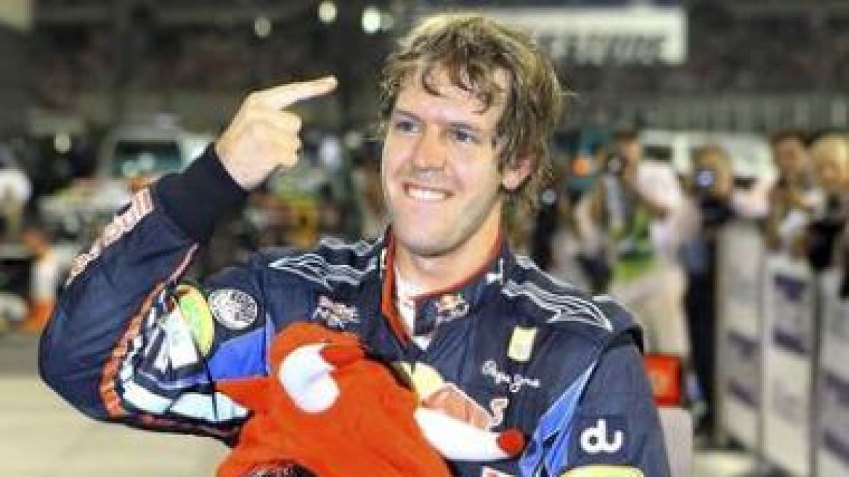 El alemán Sebastian Vettel hace el signo de número uno, el que luce como nuevo campeón del mundo