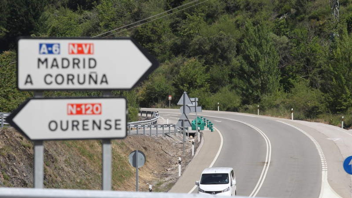 Los técnicos siguen con el trabajo topográfico para construir el nuevo enlace viario a Orense. de la mata