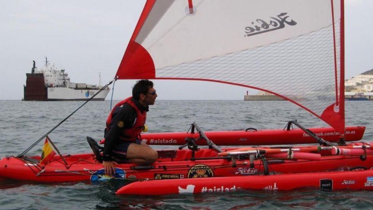 Quico Taronjí, con su kayak trimarán en Ceuta.