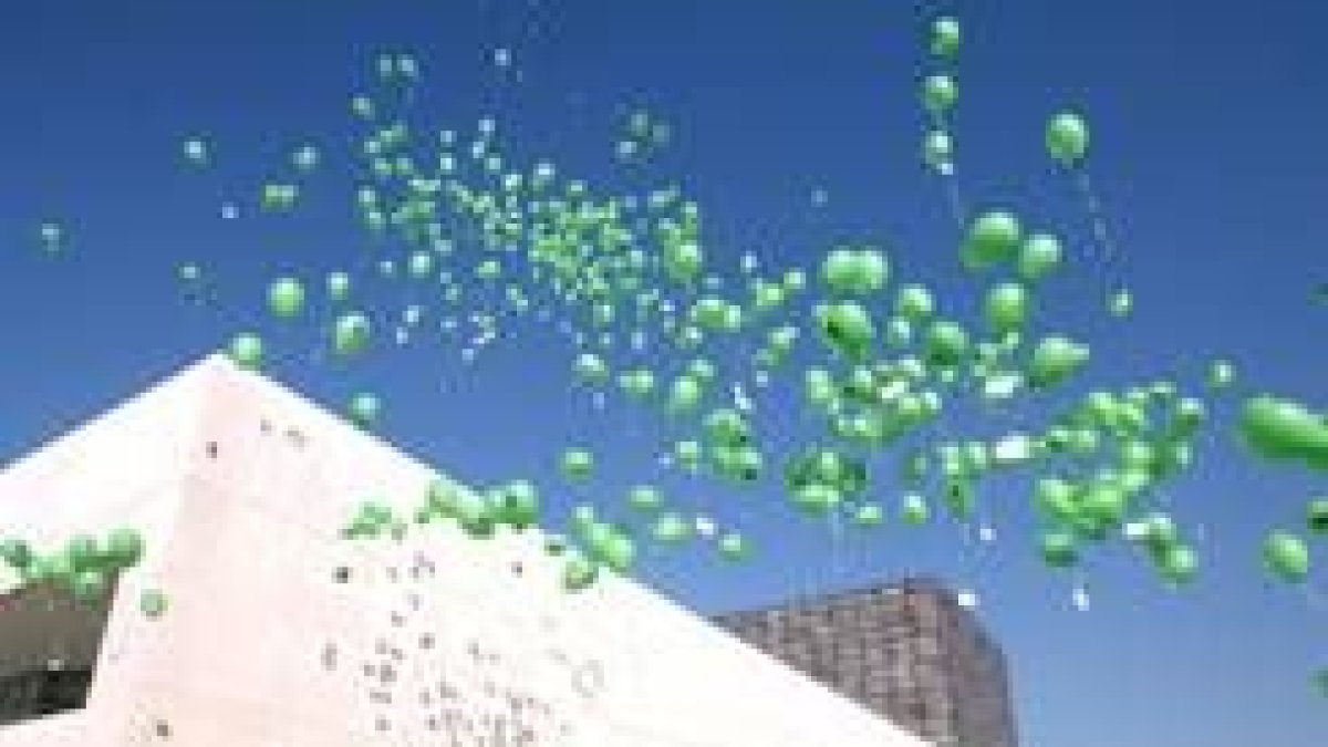 Jóvenes de la comunidad soltaron cientos de globos durante la cita «Libera tu mensaje»