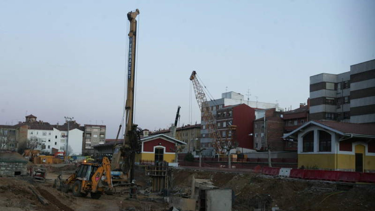 Estado de las obras de integración de Feve, ayer, en el entorno de la estación de Matallana.