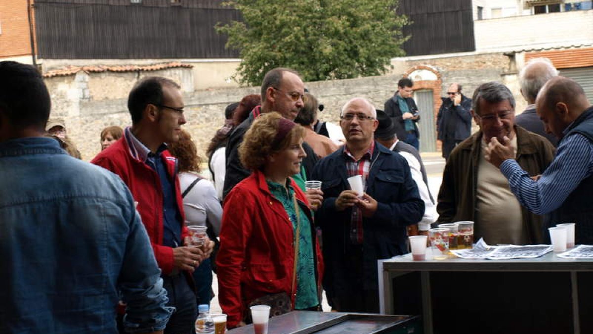 Los representantes sindicales se dieron cita ayer en la jornada del ferrocarril en Cistierna