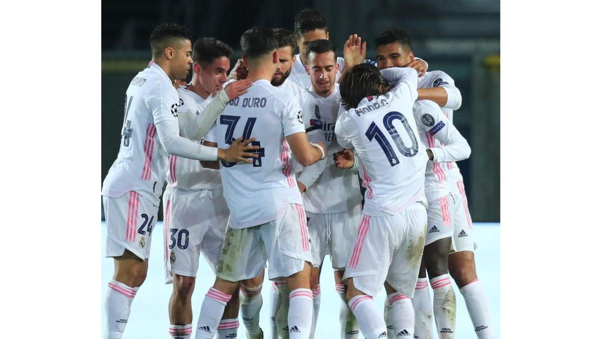 Los jugadores del Madrid, durante la celebración del gol de Mendy. PAOLO MAGNI
