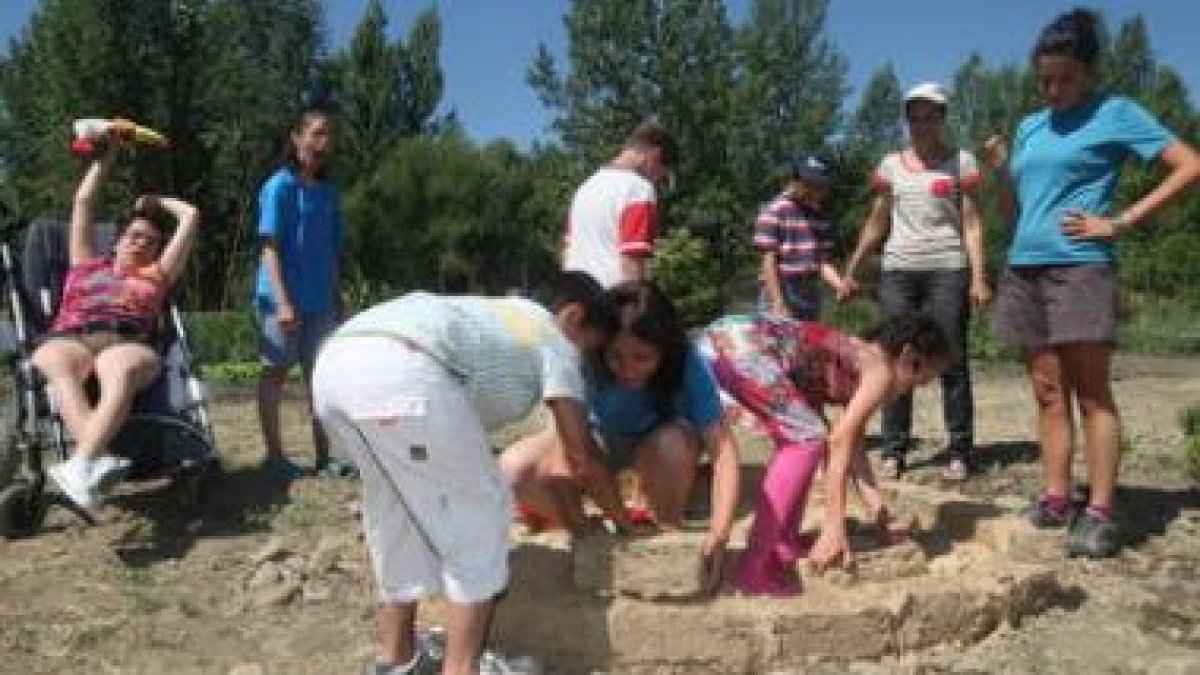 El segundo grupo del campamento de verano del Sagrado Corazón en el Coto Escolar levanta un palomar