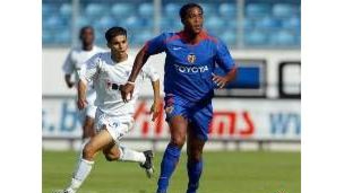 Patrick Kluivert escapa con el balón de Mbark Boussoufai del Gante