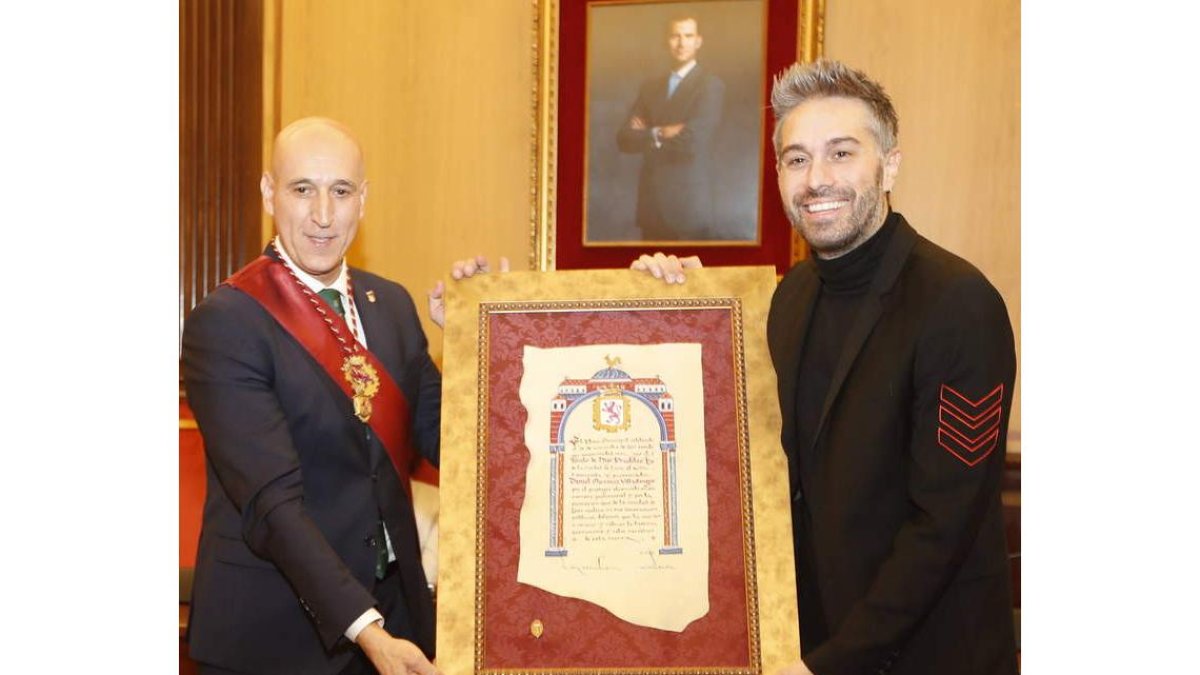 El alcalde entregó un pergamino, la insignia y el gallo de León a Dani Martínez. RAMIRO