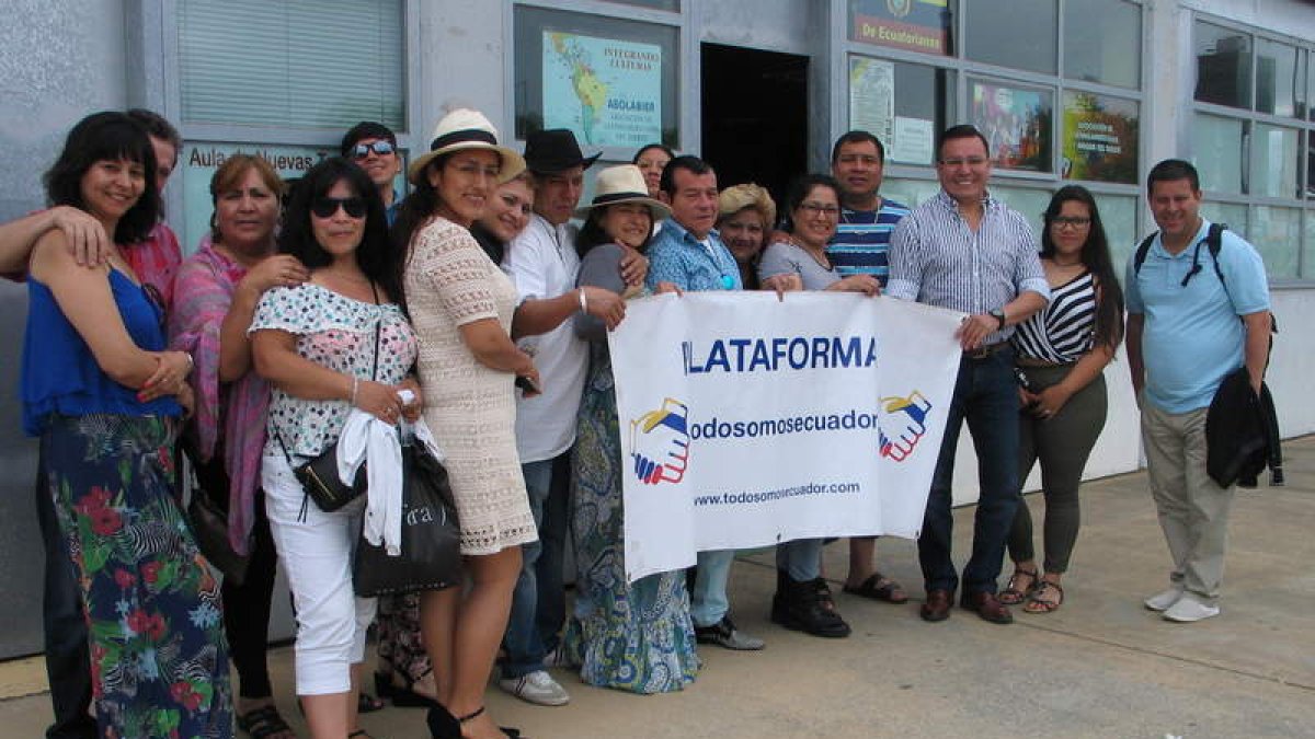 Integrantes de la plataforma Todos Somos Ecuador en su local de El Toralín, ayer. M.M.