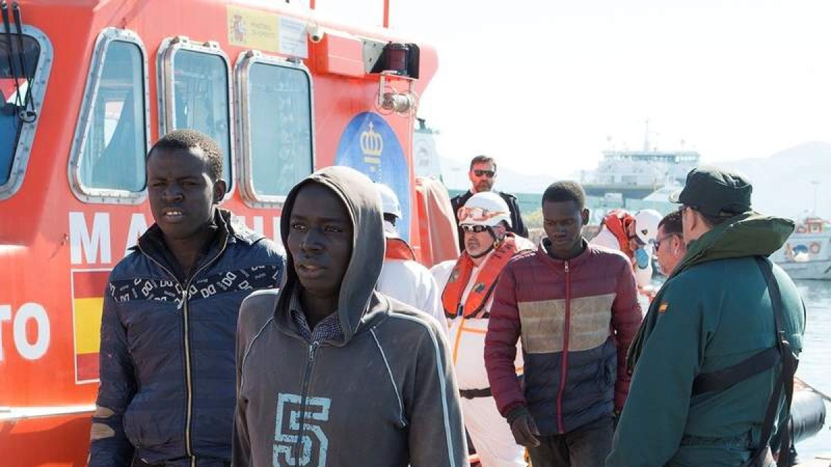Llegada de inmigrantes al puerto de Motril, en Granada. MIGUEL PAQUET