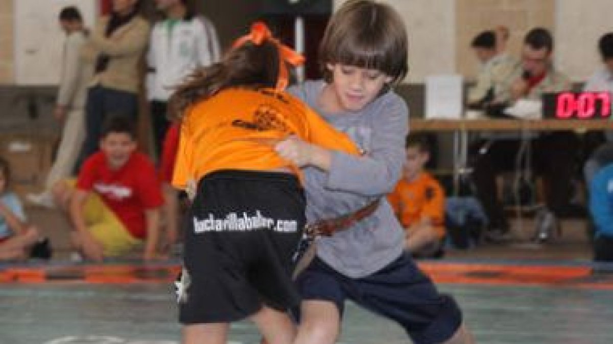 Los aluches se hacen grandes con pequeños como Isabel, para los que la propia luche es vencer.