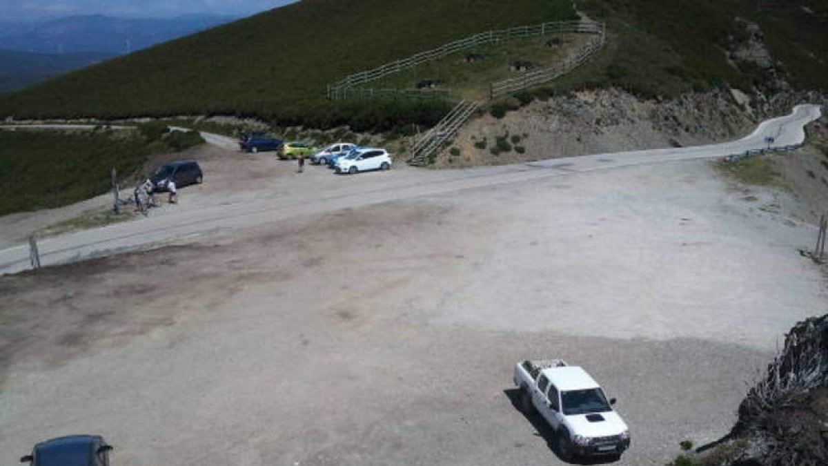 Valverde, subido en un caza antes de la salida desde el buque anfibio portaaviones ‘Juan Carlos I’.