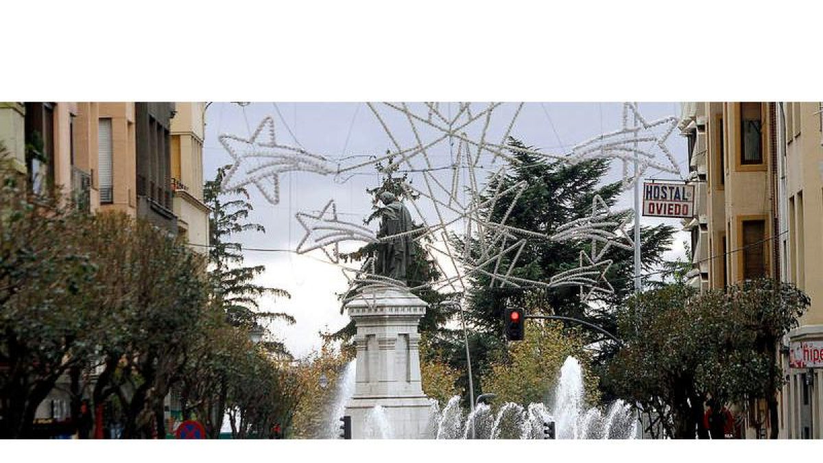 Luces de Navidad colocadas ya en la plaza de Guzmán