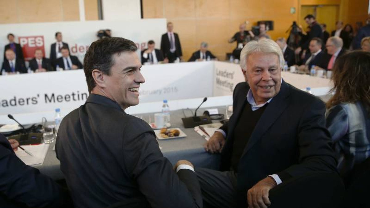 El líder del PSOE, Pedro Sánchez (i), y el expresidente del Gobierno, Felipe González (d), al inicio de la reunión de representantes del Partido de los Socialistas Europeos (PES) en Madrid.