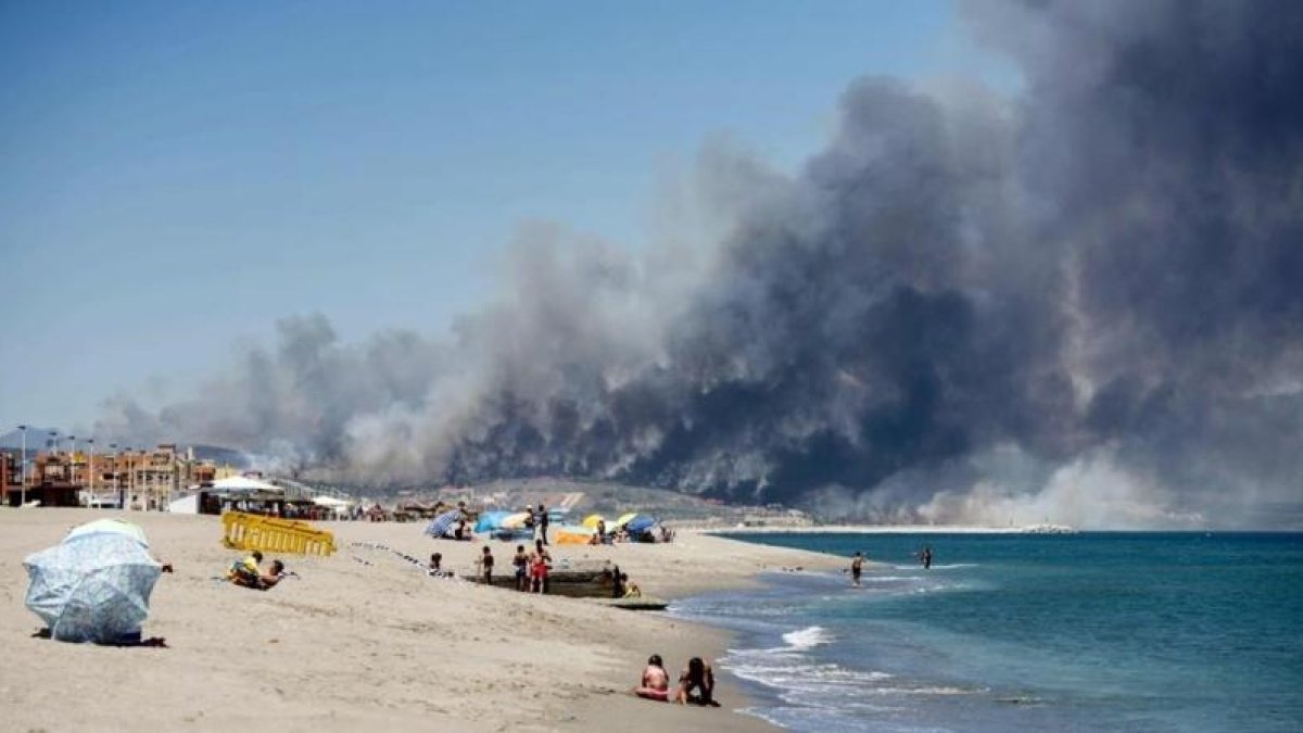 Imagen que muestra las vistas desde la playa del incendio forestal en La Líenea de la Concepción.