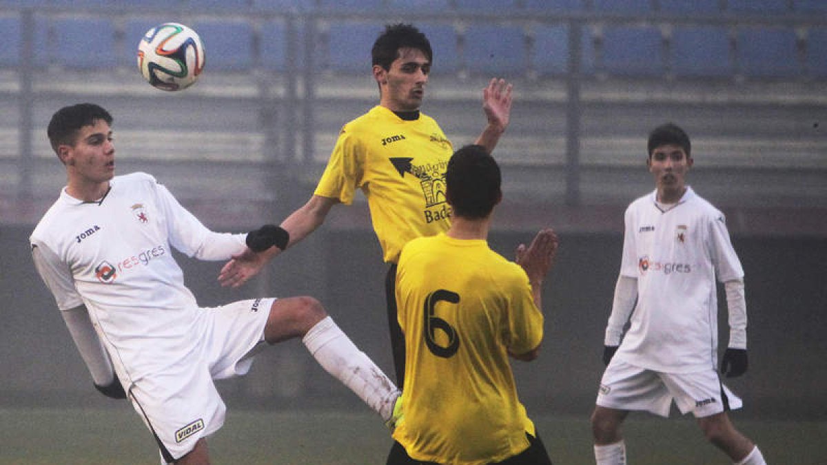 Fraguas, a la izquierda, que anotó el primer gol de la Peña, se va de dos rivales.