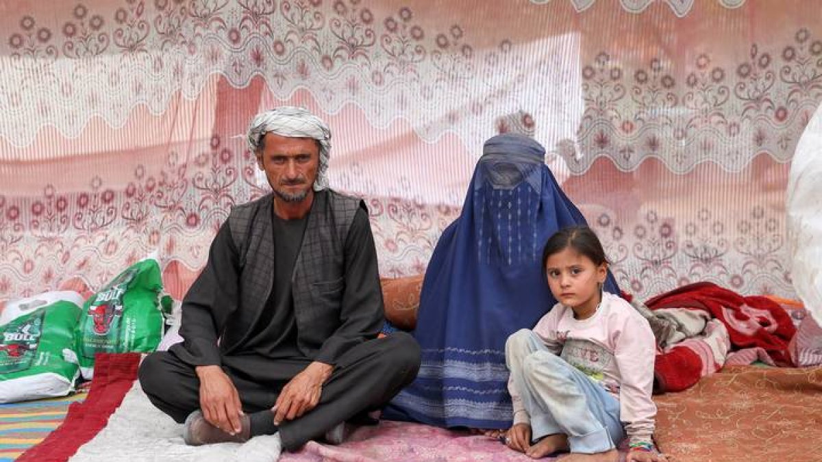 Familia afgana desplazada a un refugio en un parque público de Kabul tras la toma de Maza-i-Sharif, la semana pasada. EFE/EPA/HEDAYATULLAH AMID
