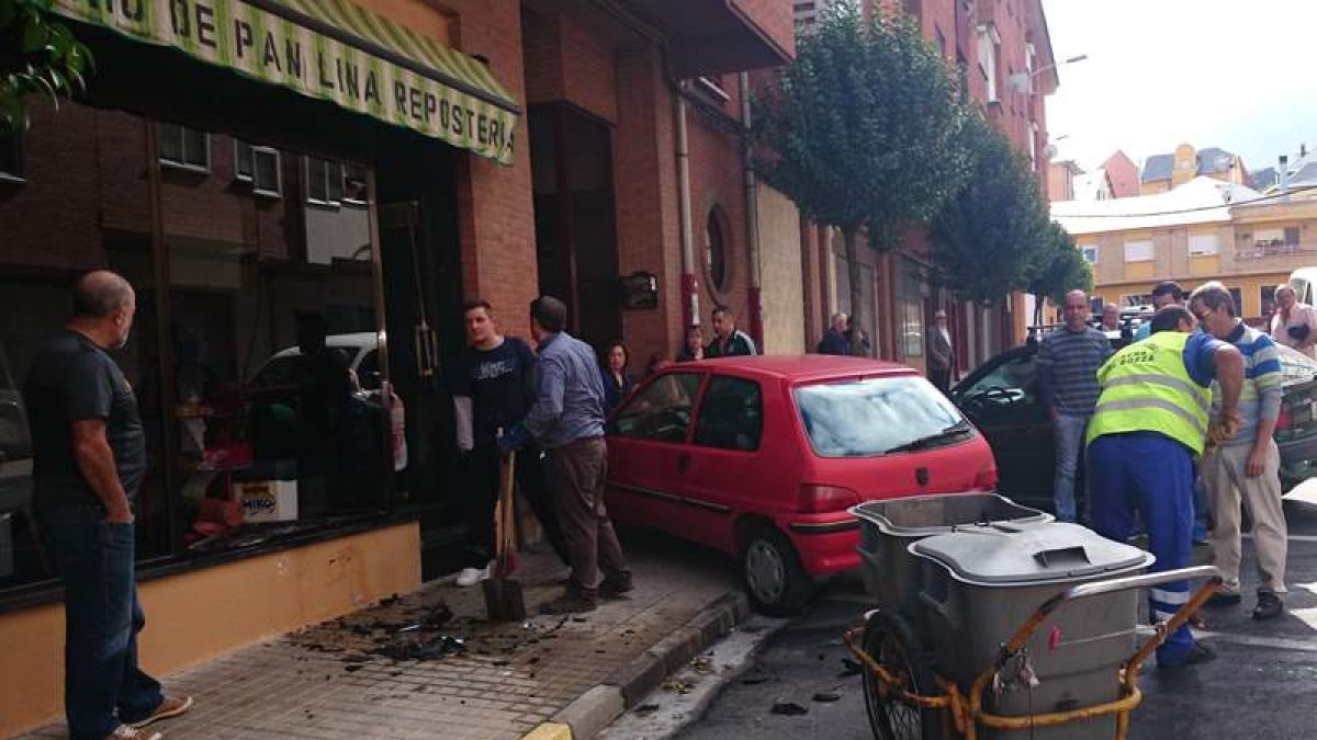 El escaparte de la panadería quedó destrozado tras reiterados embistes.