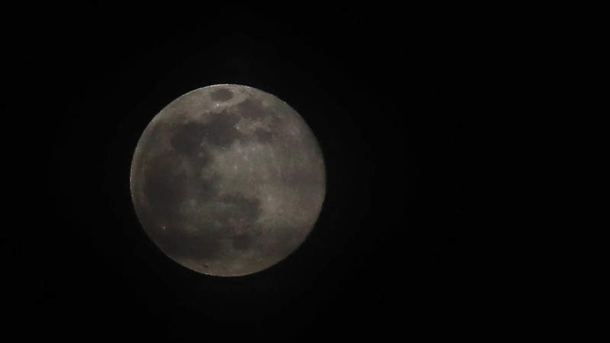 La superluna de marzo lució ayer esplendorosa sobre el cielo de León a pesar de las nubes.