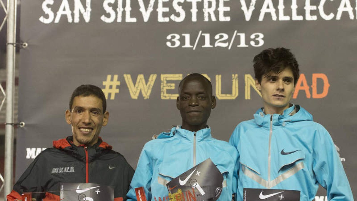 Aláiz (d) en el podio de la San Silvestre que tuvo como ganador a Komon y segundo a Lamdassem.