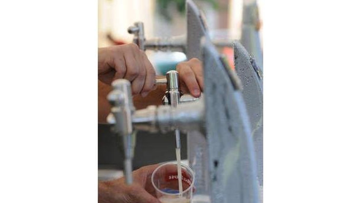 Visitantes disfrutando de una cerveza fresca en la feria, que alcanza ya la cuarta edición.