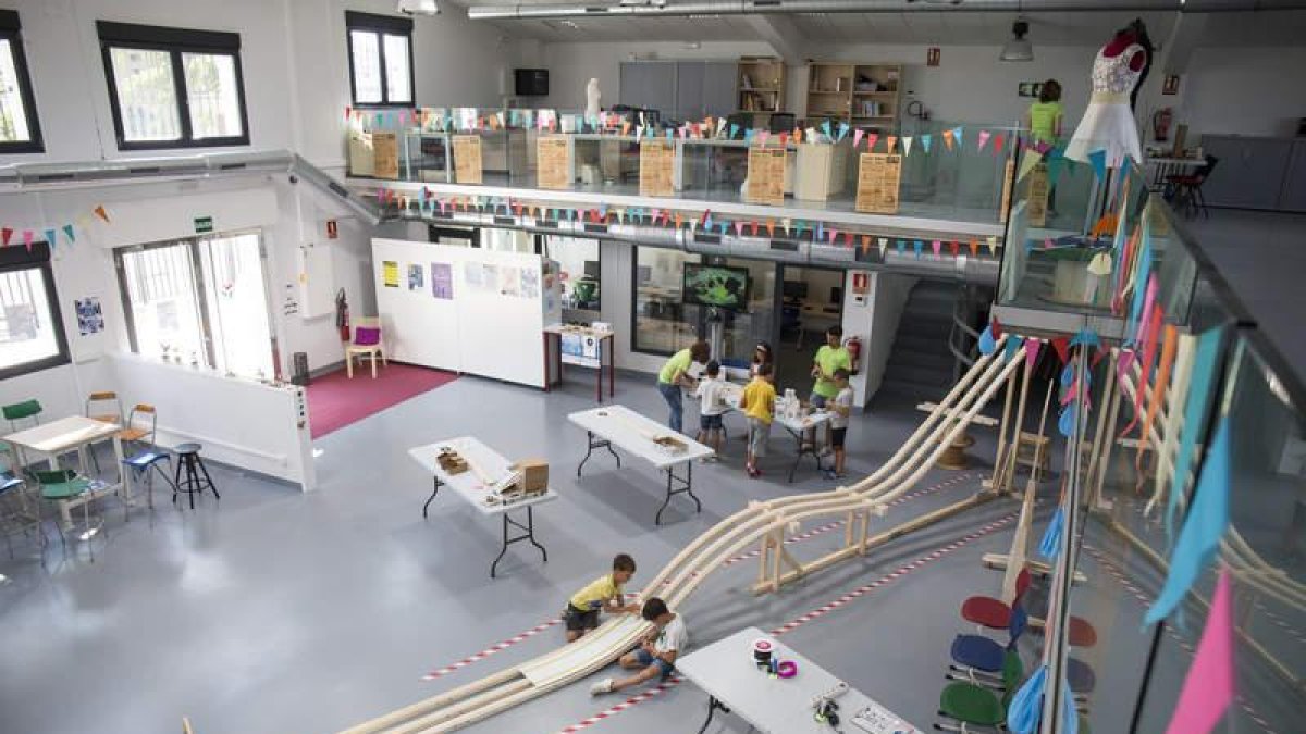 El FabLab ofrece a los niños este verano la posibilidad de crear sus propios vehículos y que circulen por la pista Nerdy Derby.
