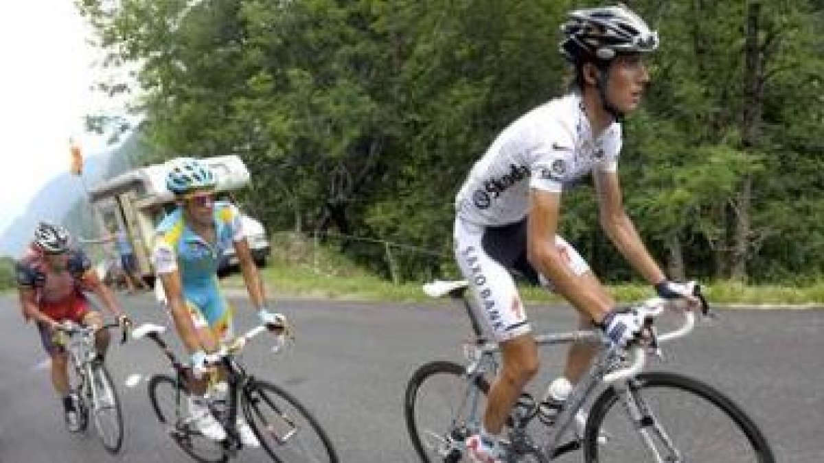 Andy Schleck y Alberto Contador ascendiendo el Col de la Madeleine.