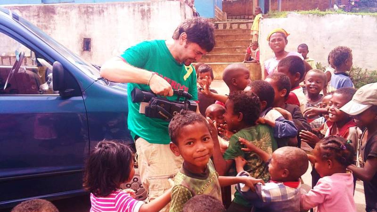 El cineasta paramés Manolo González, grabando su documental en Madagascar.