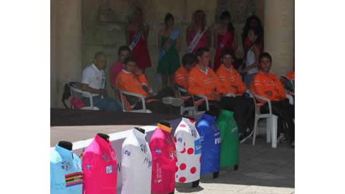 Los maillots de la carrera j unto a los ciclistas al fondo.