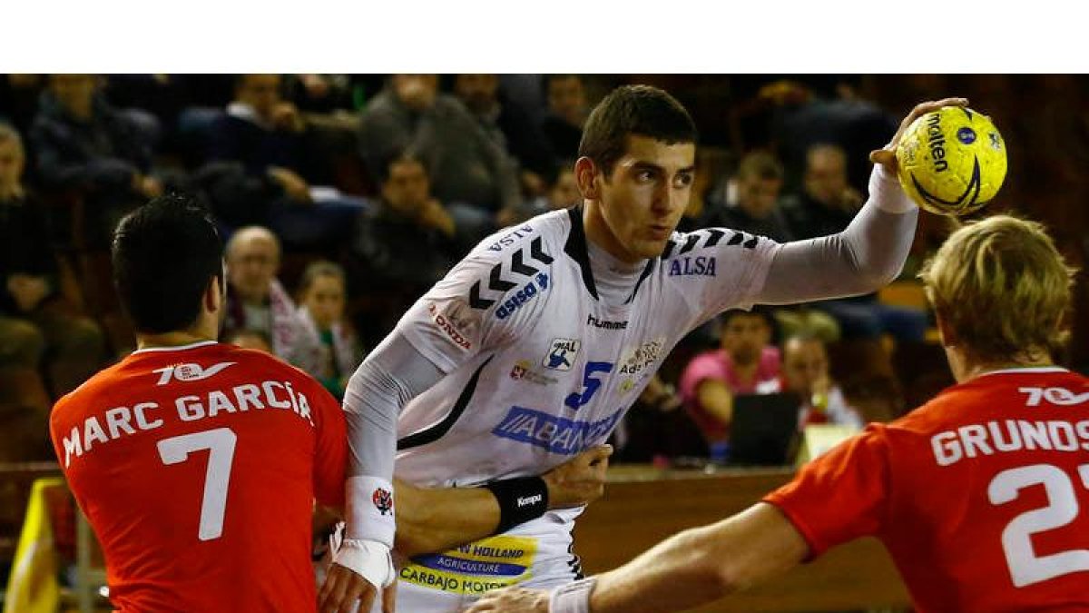 El lateral serbio del Abanca Ademar, Predrag Vejin, pugna con dos defensores del Granollers en un partido de Copa del Rey