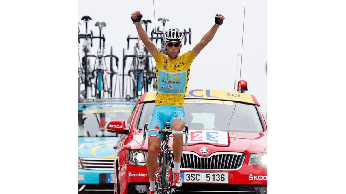 Nibali celebra su victoria tras cruzar la línea de meta.