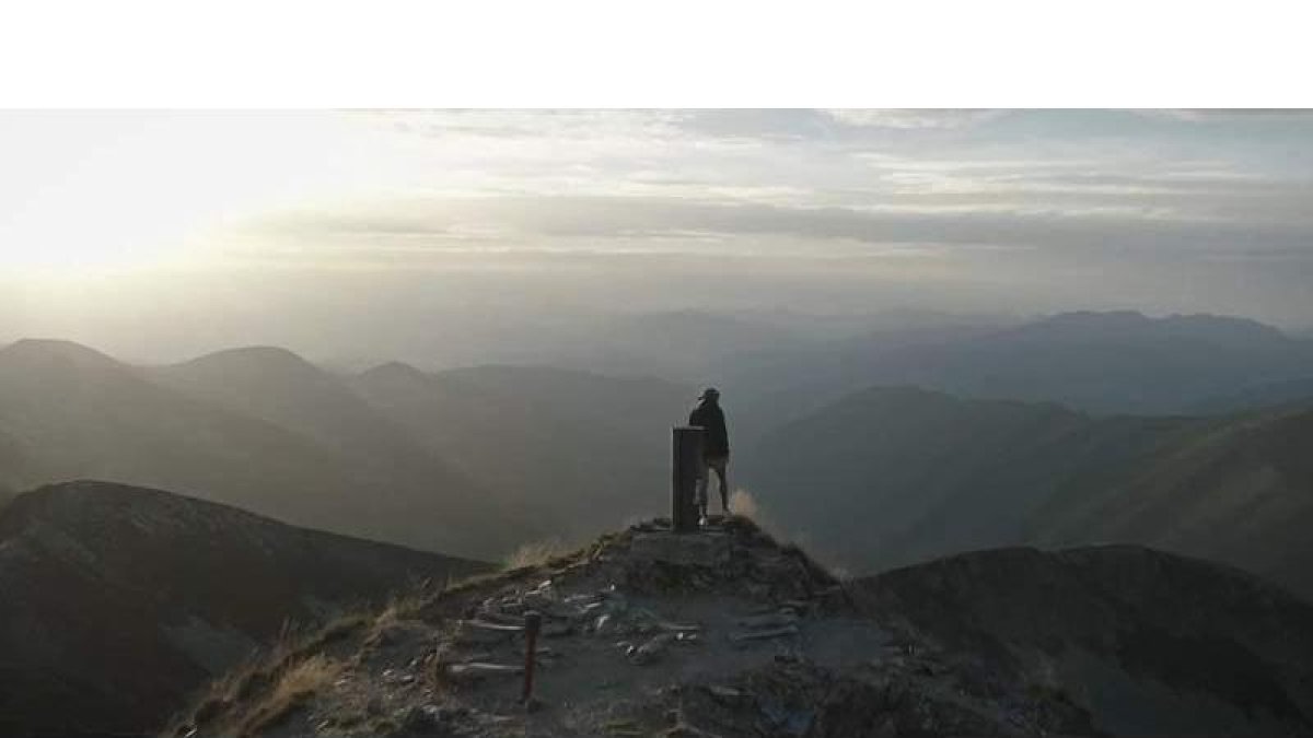 Saúl Ordóñez, en la cima del Pico Catoute, en una imagen sacada del vídeo promocional de '800 Tseras'. DL