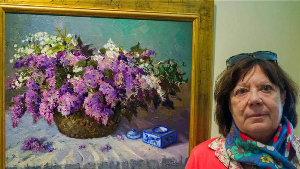 Juan Pastor ante uno de los lienzos que puede verse en la exposición.
