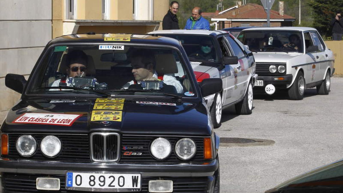 El BMW 323 en un momento del rally Ciudad de León.