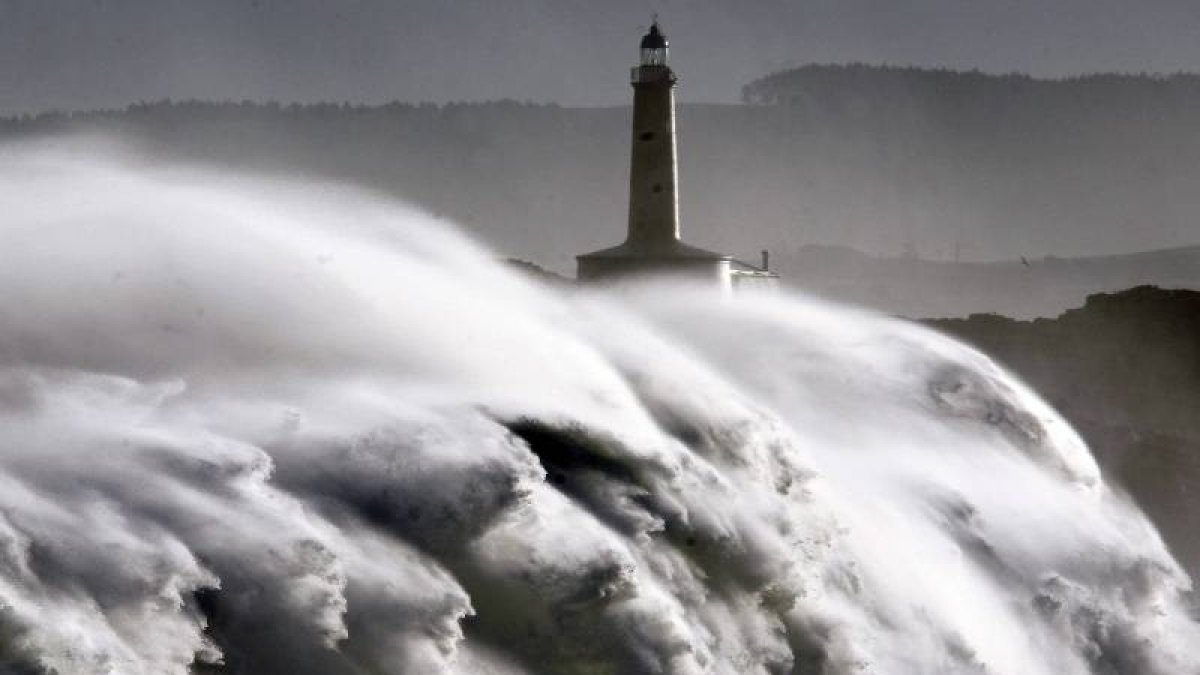 Una ola gisgantesca rompiendo ayer en Santander frete a la isla de Mouro.