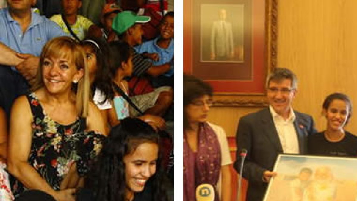 Isabel Carrasco, con los niños en la Diputación y Francisco Fernández con el regalo.