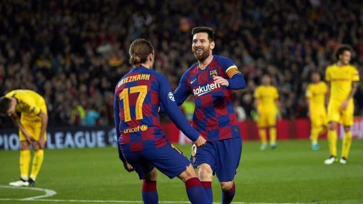 El delantero del FC Barcelona Antoine Griezmann celebra con Leo Messi tras marcar el tercer gol ante el Borussia Dortmund. ALEJANDRO GARCÍA