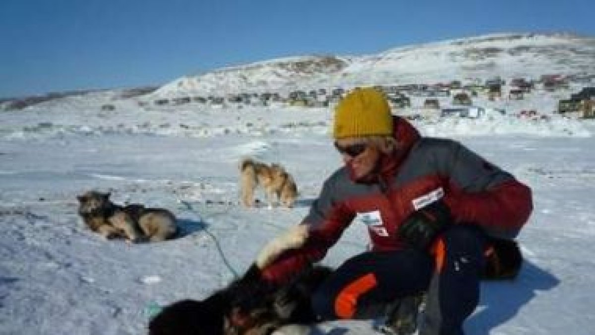 Jesús Calleja, con Alain Nubert arriba y con unos perros abajo