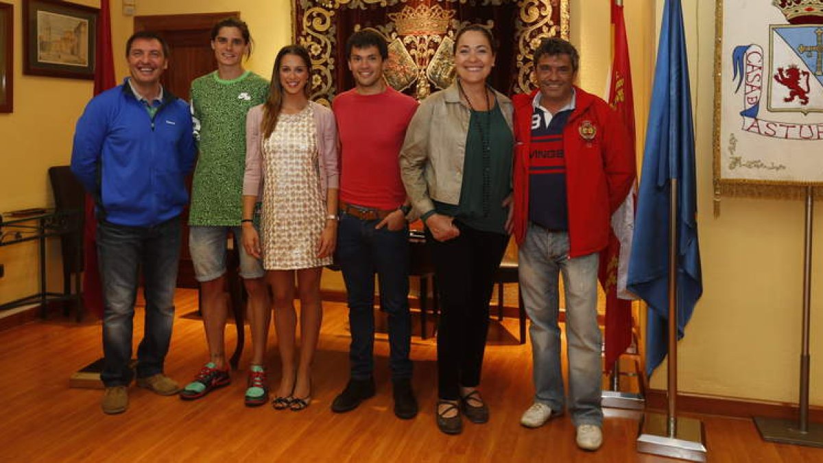 Foto de familia de los representantes de Casa de Asturias en León y los galardonados.