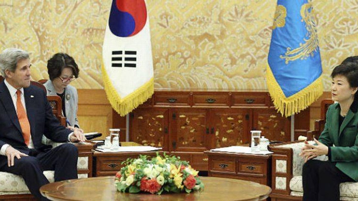 La presidenta surcoreana, Park Geun-Hye, conversa con el político norteamericano.