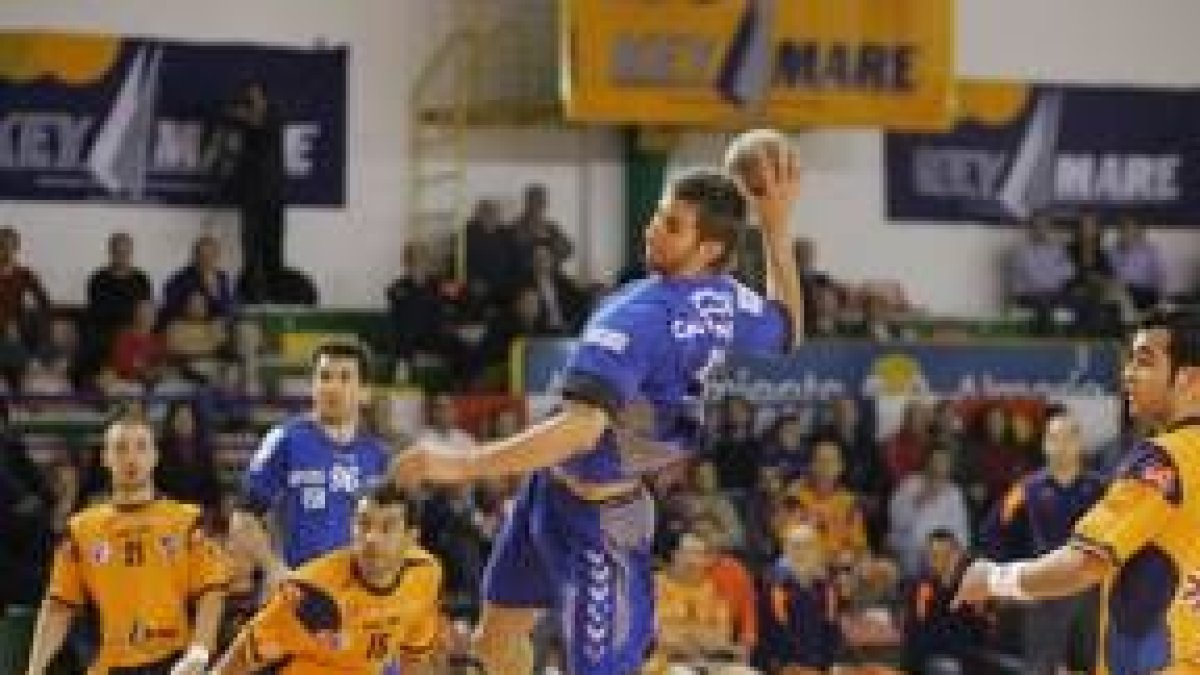Perales intenta un lanzamiento en posición acrobática