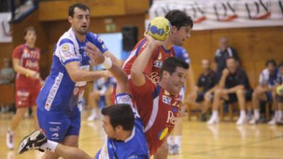 Dalibor Doder recibiendo un pase, en el encuentro  de ayer, frente al Reyno de Navarra San Antonio.