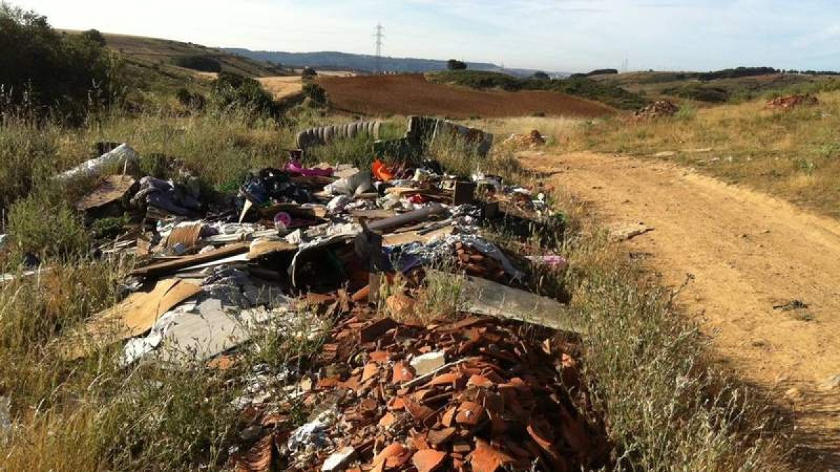 El vertedero de Las Huergas acumula restos de materiales de construcción y basuras.